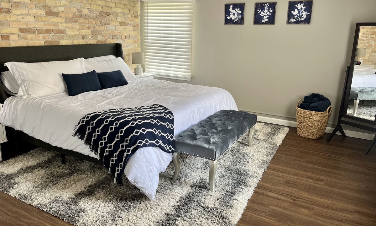Bay City Apartment | Modern clean 1 BR apartment near River in Historic District restaurants/bars