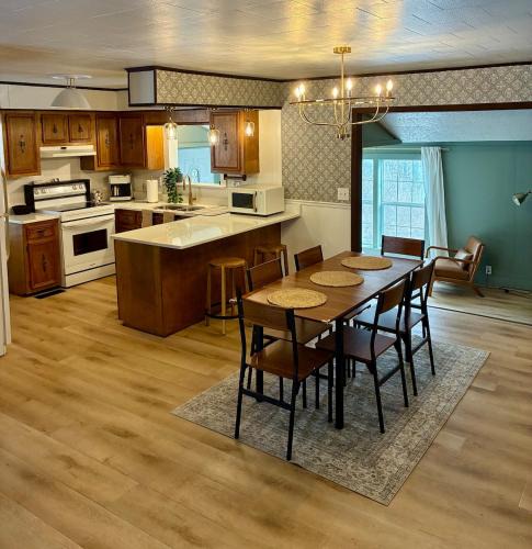Grayridge House | Modern Country Retreat, 3BR, Fiber Wi-Fi