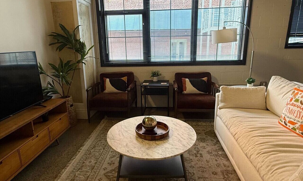 Old City Apartment | Modern Downtown Loft - 1 mile to UT