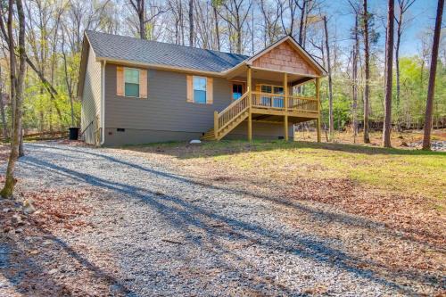 Ellijay House | Modern Ellijay Cabin Rental w/Outdoor Fireplace