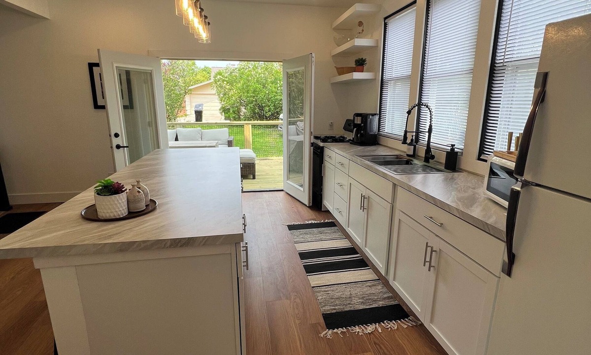 Gladstone House | Modern Family Retreat Near Beach, Downtown. Private Backyard Indoor-Outdoor Deck