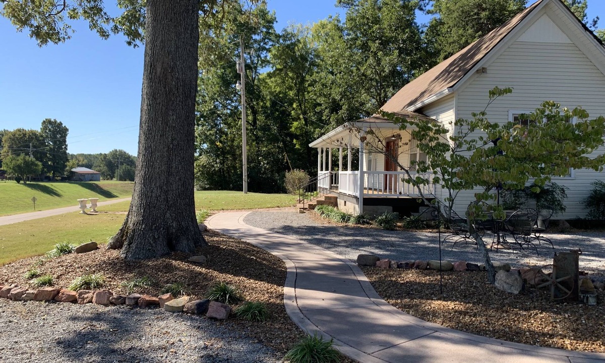 DeSoto County House | Modern Farmhouse! Clean, Private, Spacious!