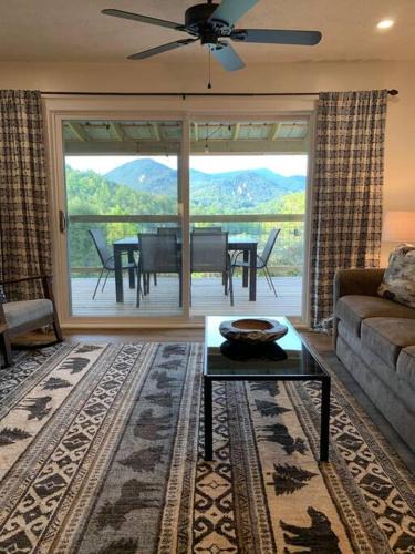 Franklin House | Modern Franklin Cabin w/Stunning View now w/WiFi