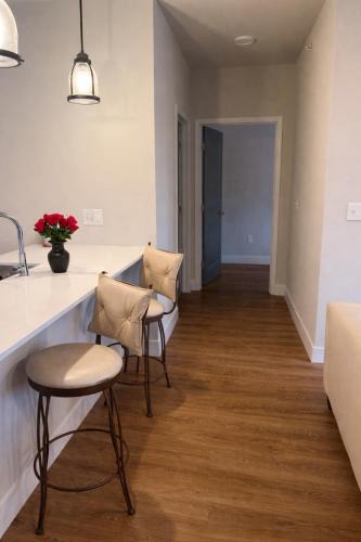 Lake St Louis Apartment | Modern Furnished 1-Bedroom in Suburban Area