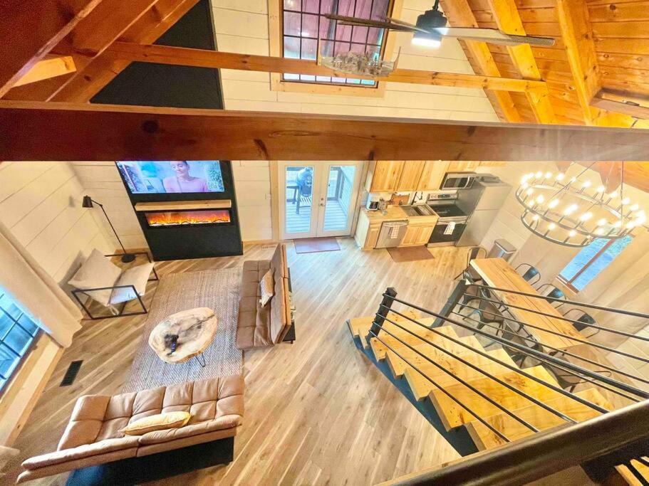 Sevierville House | Modern lake side nest HOTUB Fenced YARD king beds