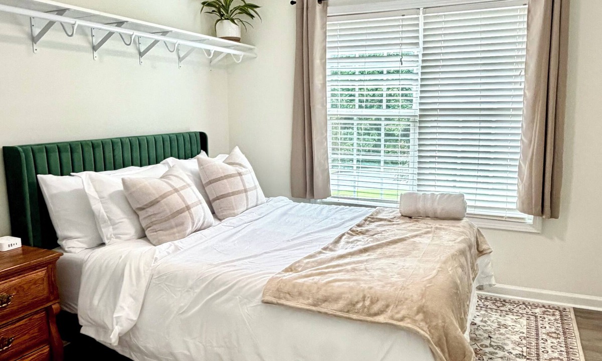 Suwanee House | Modern Mediterranean haven, 1 King 2 Queens in Suwanee-Duluth Gas South District