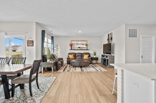 Maxwell House | Modern, newer home, King bed, near Indianapolis