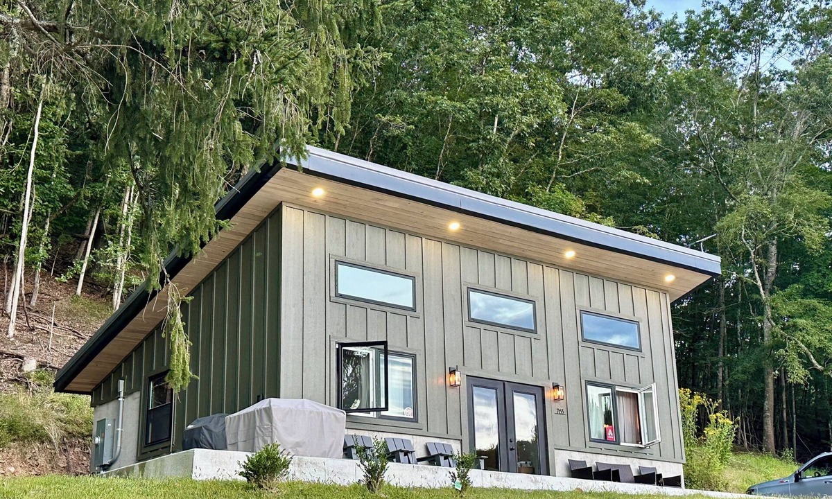 Edray Ski Chalet | Modern + Private + Biking Paradise. No Stairs, Monday Lick & GBR River Trail