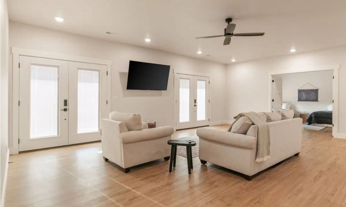 Strafford House | Modern Rustic Retreat, Spacious 6 Bedroom Home on 33acres with Private Pond