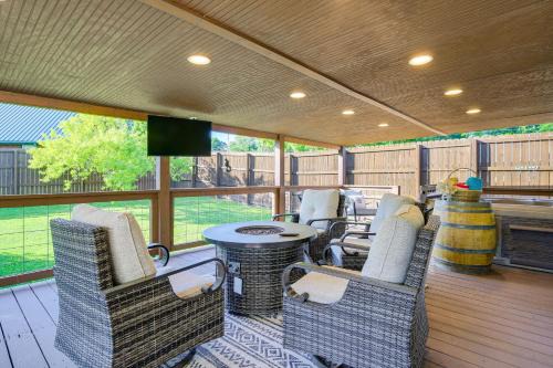 Sevierville House | Modern Sevierville Cottage w/Hot Tub + Game Room