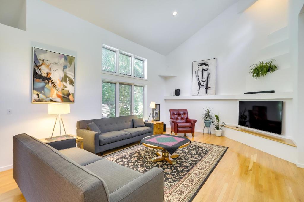 Granger House | Modern & Spacious Home - 6 Mi to Dtwn South Bend