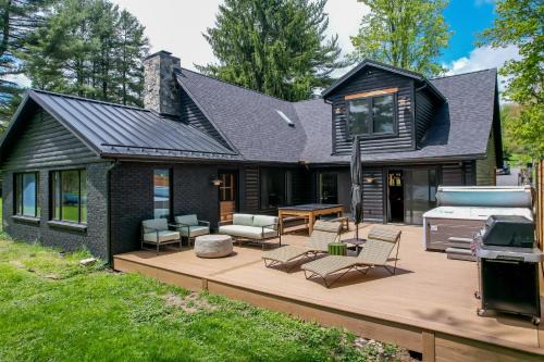 Paradise Point House | Modern Stunning Private Flat Lakefront