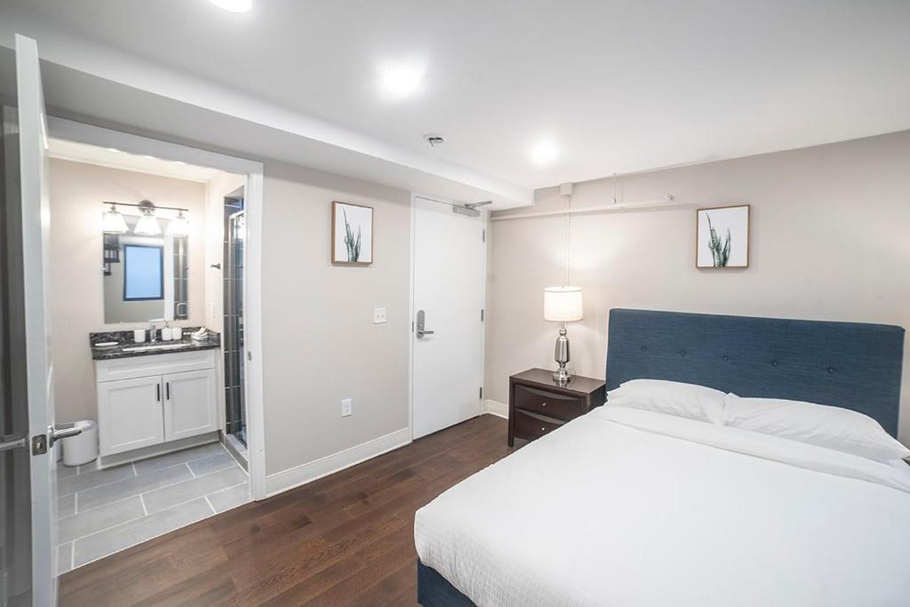 South Side Flats Apartment | Modern Upscale 2BR Apartment in Carson - Stay Gia