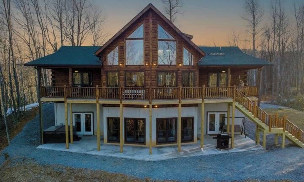 Black Mountain Cabin | Moksha Retreat - A-Frame|Mtn Views|Hot Tub|King Ensuites