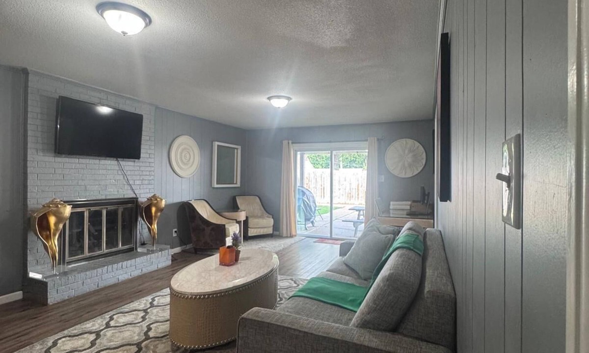 Parkway Village House | MONTHLY STAYS- Spacious 12-Bedroom Retreat in Memphis- Sleeps Many.