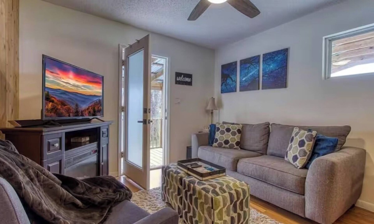 Smoky Mountains House | Moonlight Cottage - Romantic Smoky Mountain Cabin with Hot Tub & Community Pool