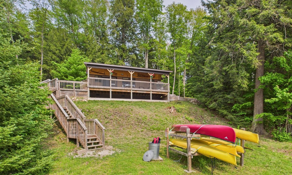 Munising Cabin | Moonlight Ridge-Cabin on 16 Mile Lake, Quiet Setting, Kayaks & Canoe