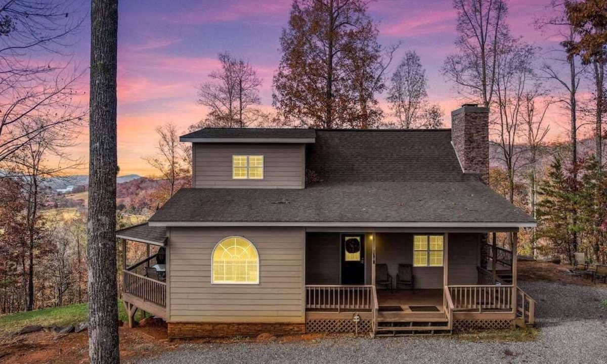 Hiawassee House | Mossy Oaks Manor - Pool Table- Fireplace
