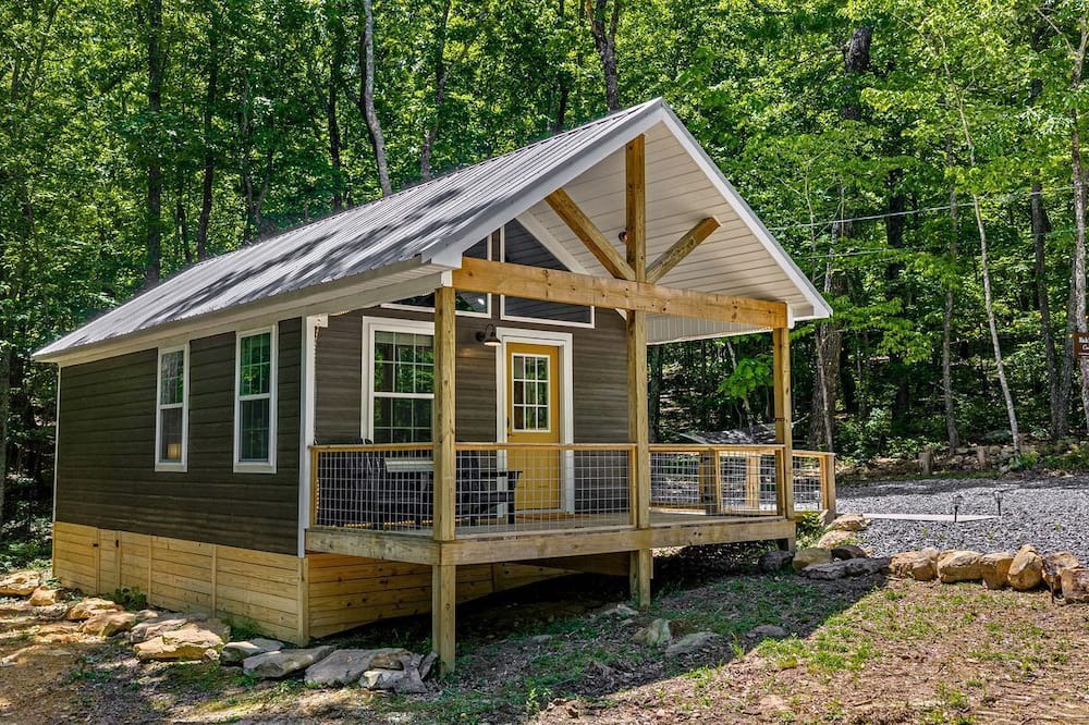 Fort Payne Cabin | Mountain Cabin with Fire Pit & Forest View Porch in Fort Payne, Alabama