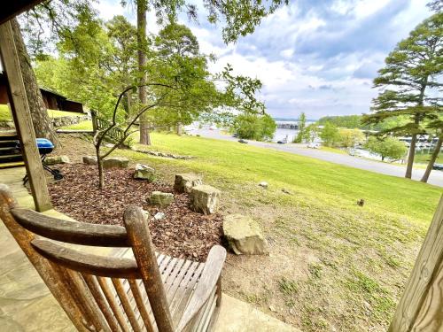 Mount Ida Hotel | Mountain Harbor Queen Guest Room on Lake Ouachita