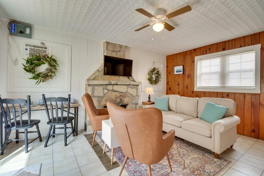 Mountain Home House | Mountain Home Cabin w/Fire Pit < 1 Mi to Lake!