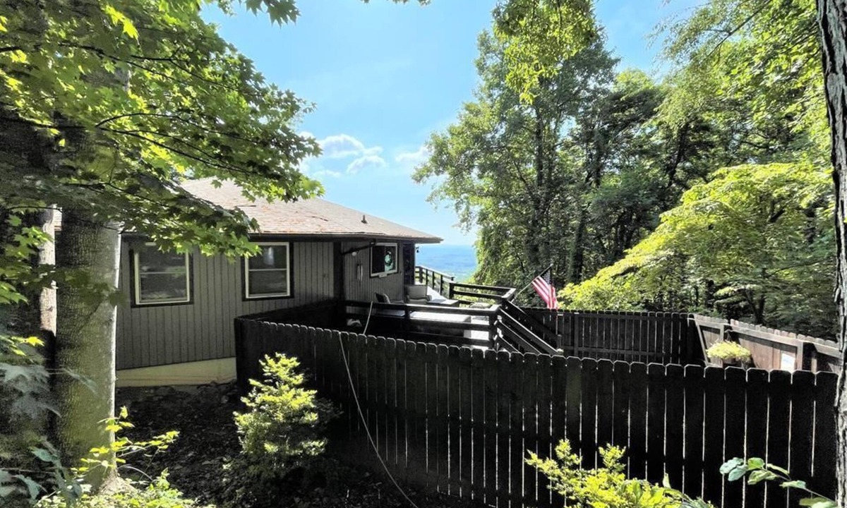 Fancy Gap House | Mountain house in Fancy Gap with beautiful view and hot tub on deck