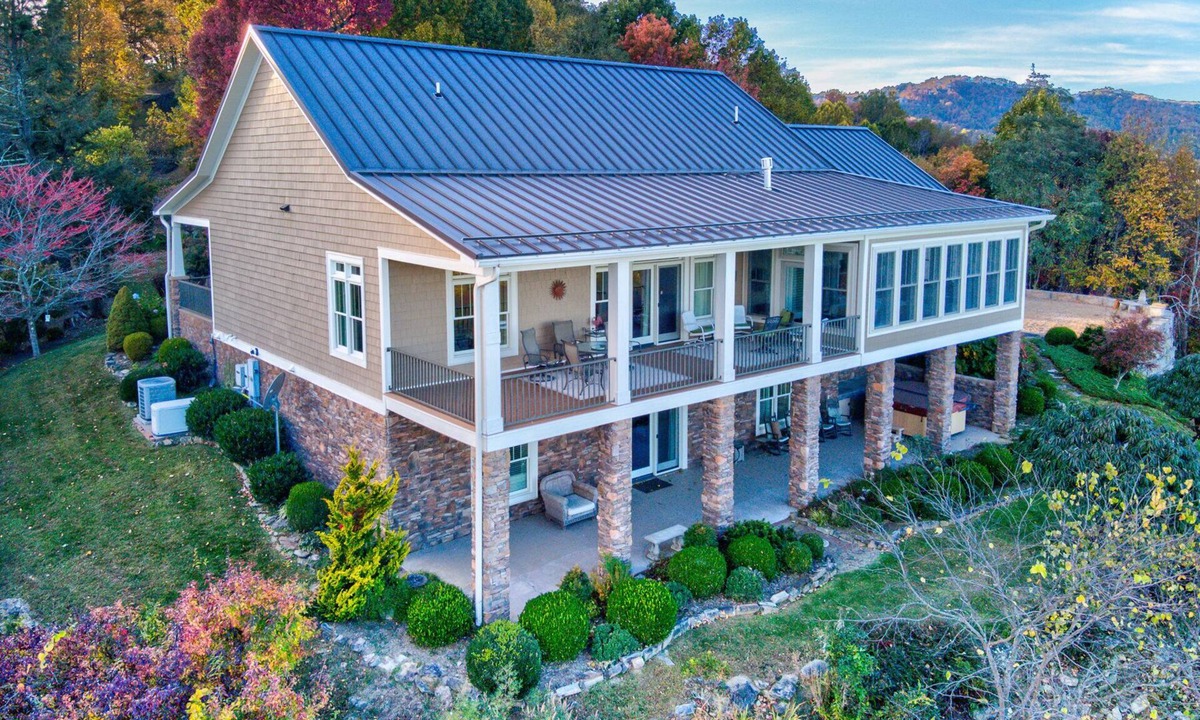 Apple Ridge House | Mountain Lilly - huge views, three ensuites, 10min to Blowing Rock