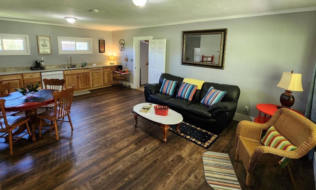 Saint Andrews House | Mountain Point of View Cottage - 15 Minutes from the Caverns!