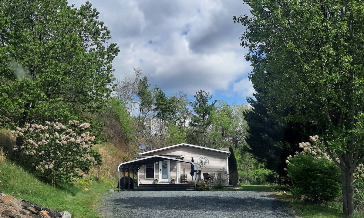 Fleetwood House | Mountain Retreat in Blue Ridge Mountains. Privacy! Owner Managed.