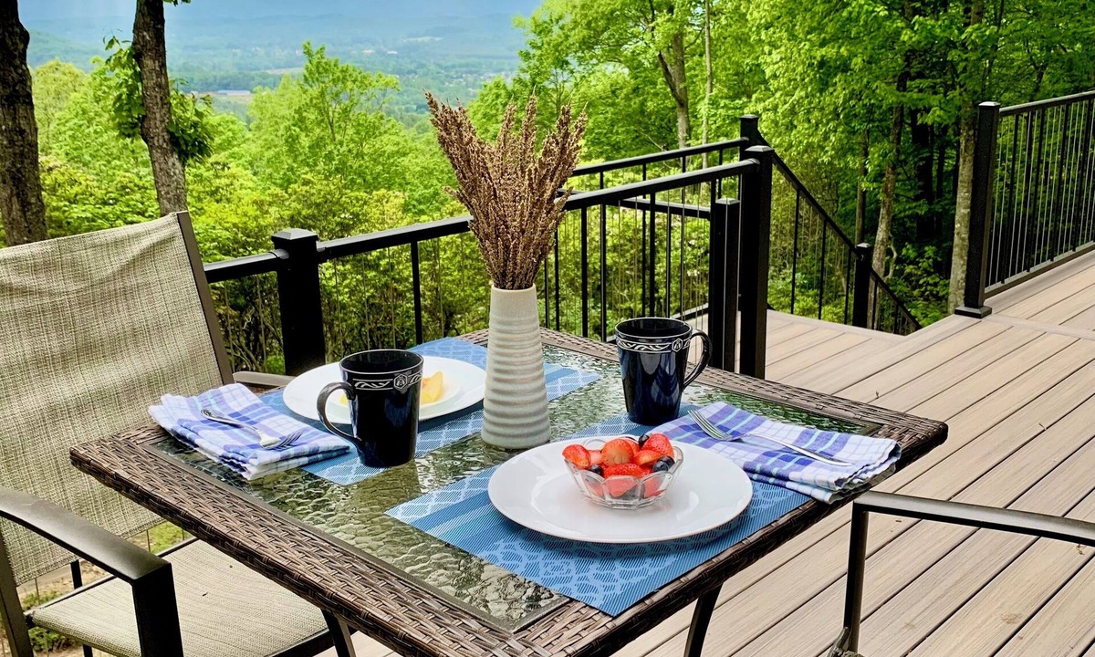 Hendersonville House | Mountain Ridge Cottage – A Peaceful Retreat with Expansive Mountain Views