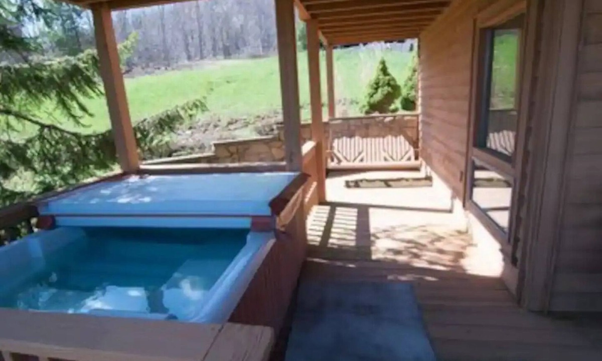 Davis House | Mountain Ski Chalet - Granite, Stainless, Hottub!