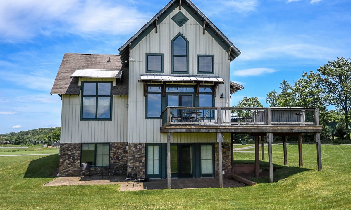 Waterfront Greens House | Mountain Splendor | Great Location, Amenities!