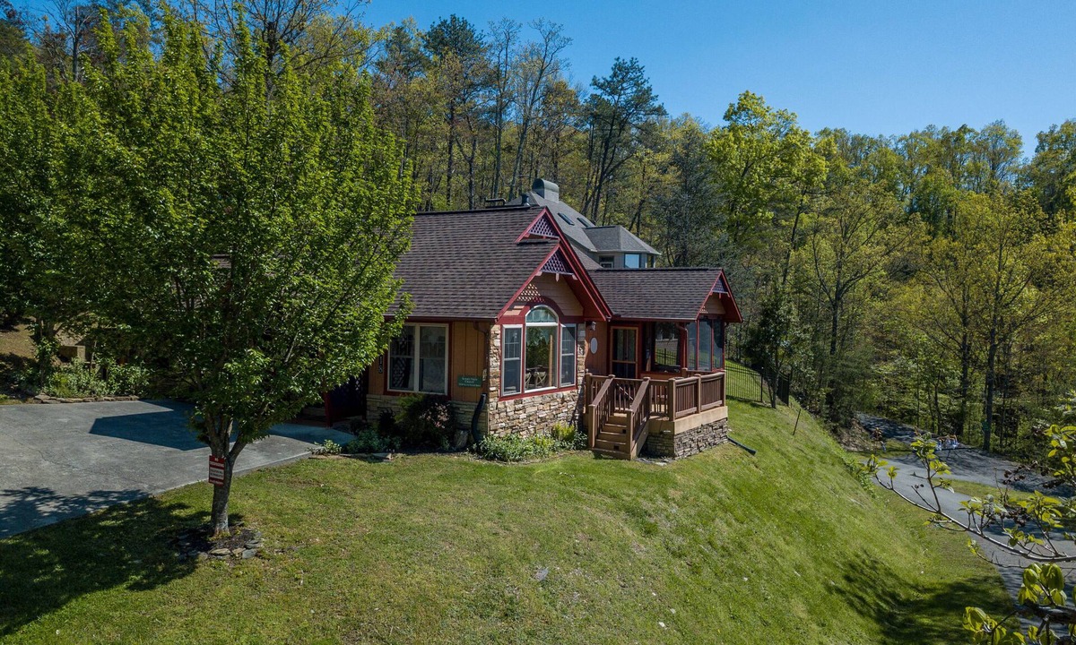 Sevierville Ski Chalet | Mountain view Setting-Outdoor pool access-spa shower-pooltable-Hot tub
