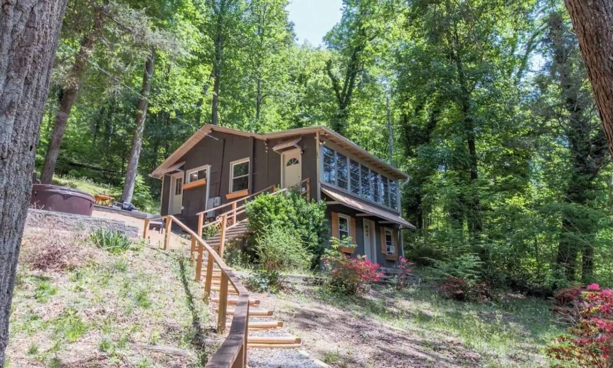 Chimney Rock Cottage | Mountain View w. Hot Tub, Gas Fireplace, Wi-Fi, Dogs Allowed, Close to Town