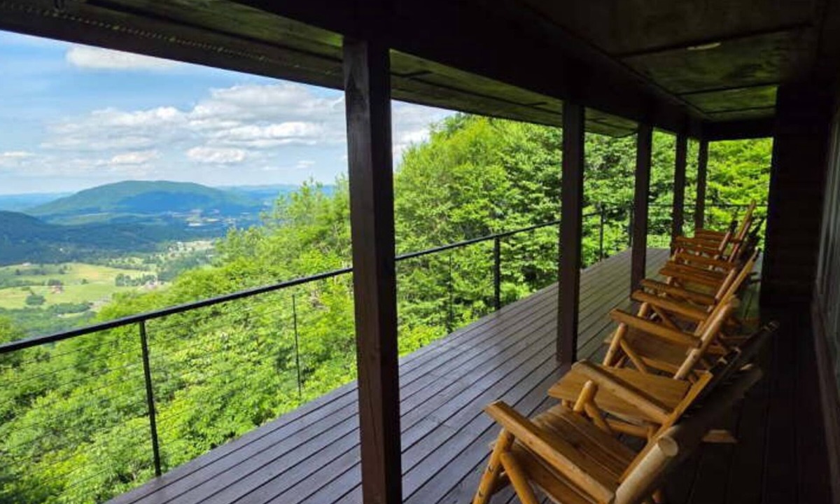 West Jefferson Cabin | Mountain Views & Cooler Days 4BR/3BA w/Mtn Views, Hot Tub, Game Room, & WiFi