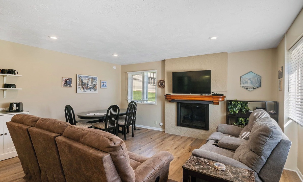 Boyne Falls Condo | Mountain Villa Condo 355 M| Short Walk to Slopes | Community Pool