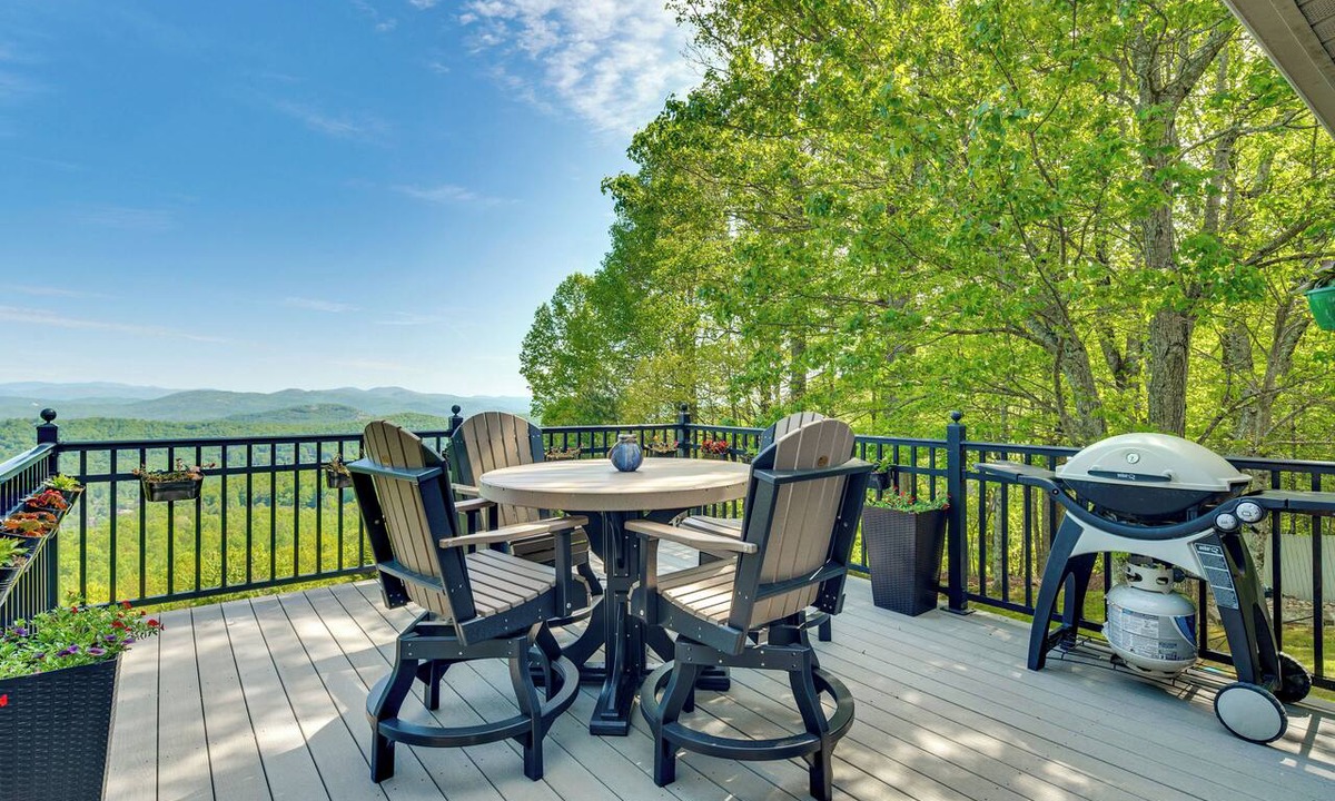 Laurel Park House | Mtn-View Hilltop Home, 5 Mi to Hendersonville