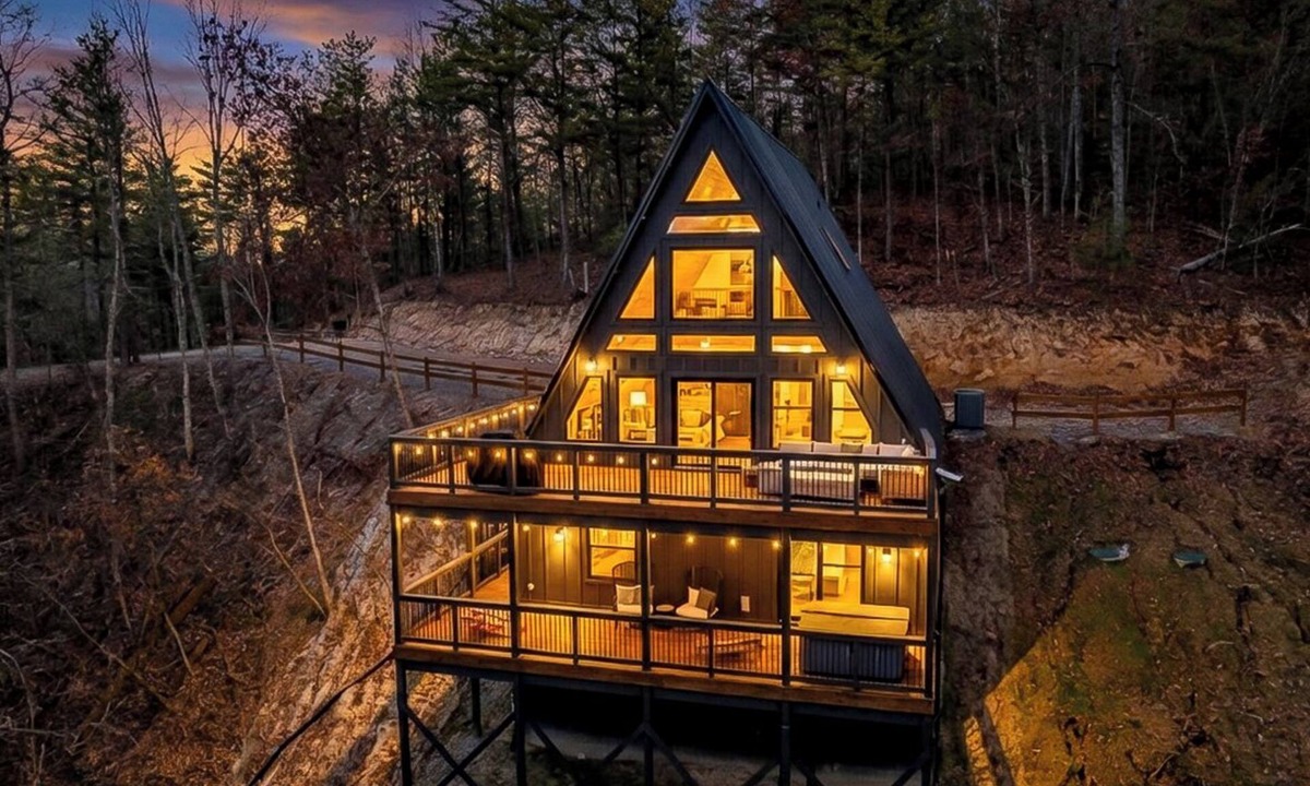 Sevierville Cabin | Mtn Views · Movie Theater · Games · Hot Tub · Pets