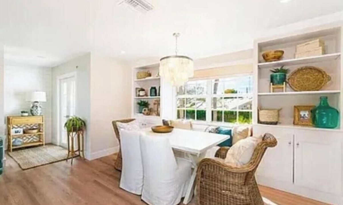 Park Shore Condo | Naples/Parkshore 2 bedroom/2 bath condo with garage. Less than 1 mile to beach.