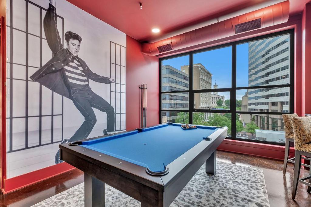 Downtown Nashville Apartment | Nashville Elvis Suite 4BR by Maddox Hotel