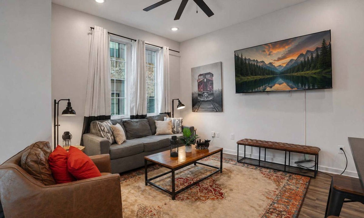 Cleveland Park Condo | Nashville Group Stay 2 Homes Sleeps 28