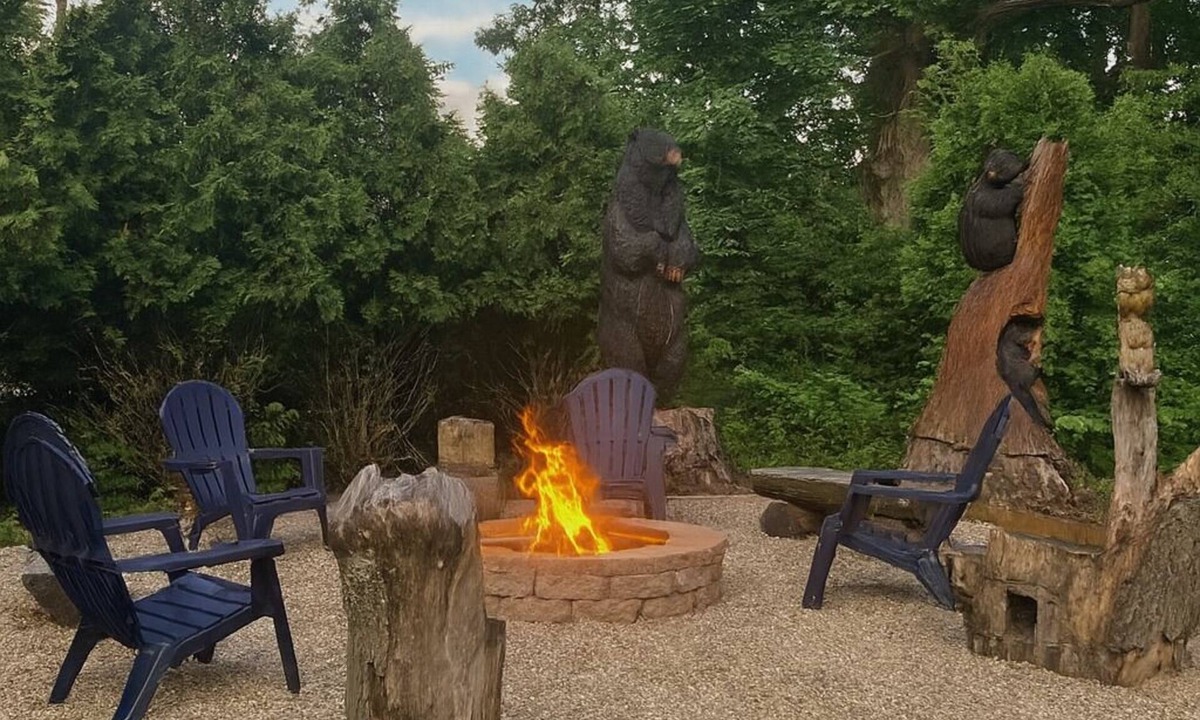 Stevensville Cabin | Near Lake MI | Private setting | Hot tub & Sauna | Game garage
