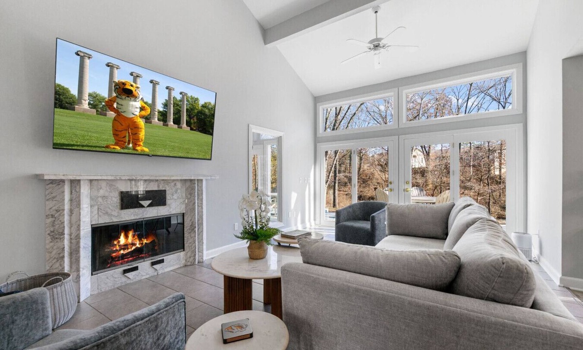 Columbia House | Near Mizzou. Clean. King Beds. Modern. Peaceful. Game Room. Easy Parking.