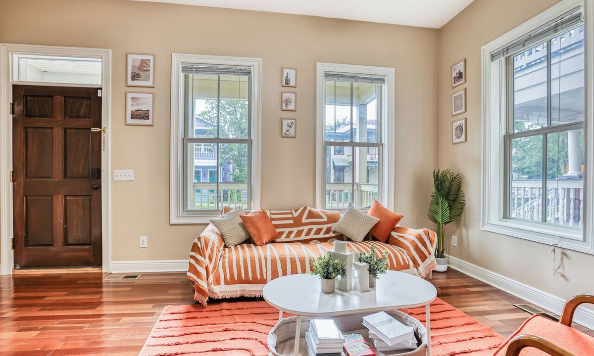 Metropolitan Apartment | Near Starland & River St - Private Patio & BBQ - Parking