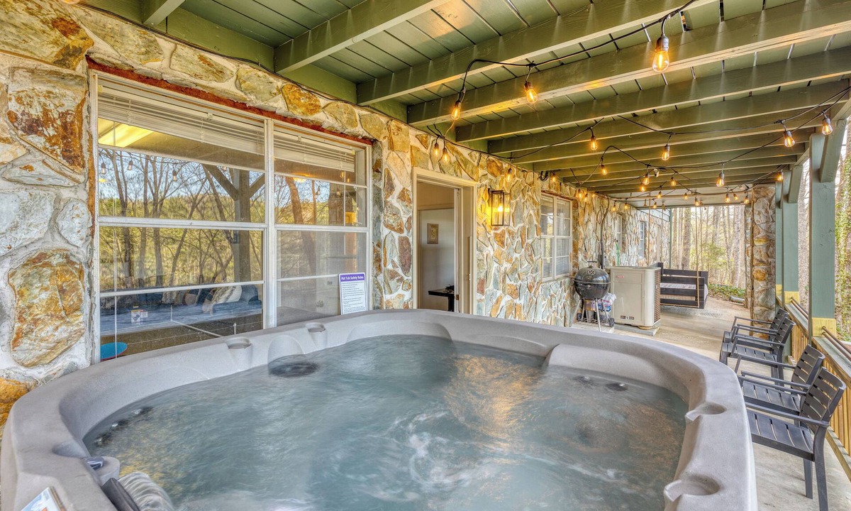Raccoon Ridge Cabin | Neverland Retreat, River Views, Hot tub & Games