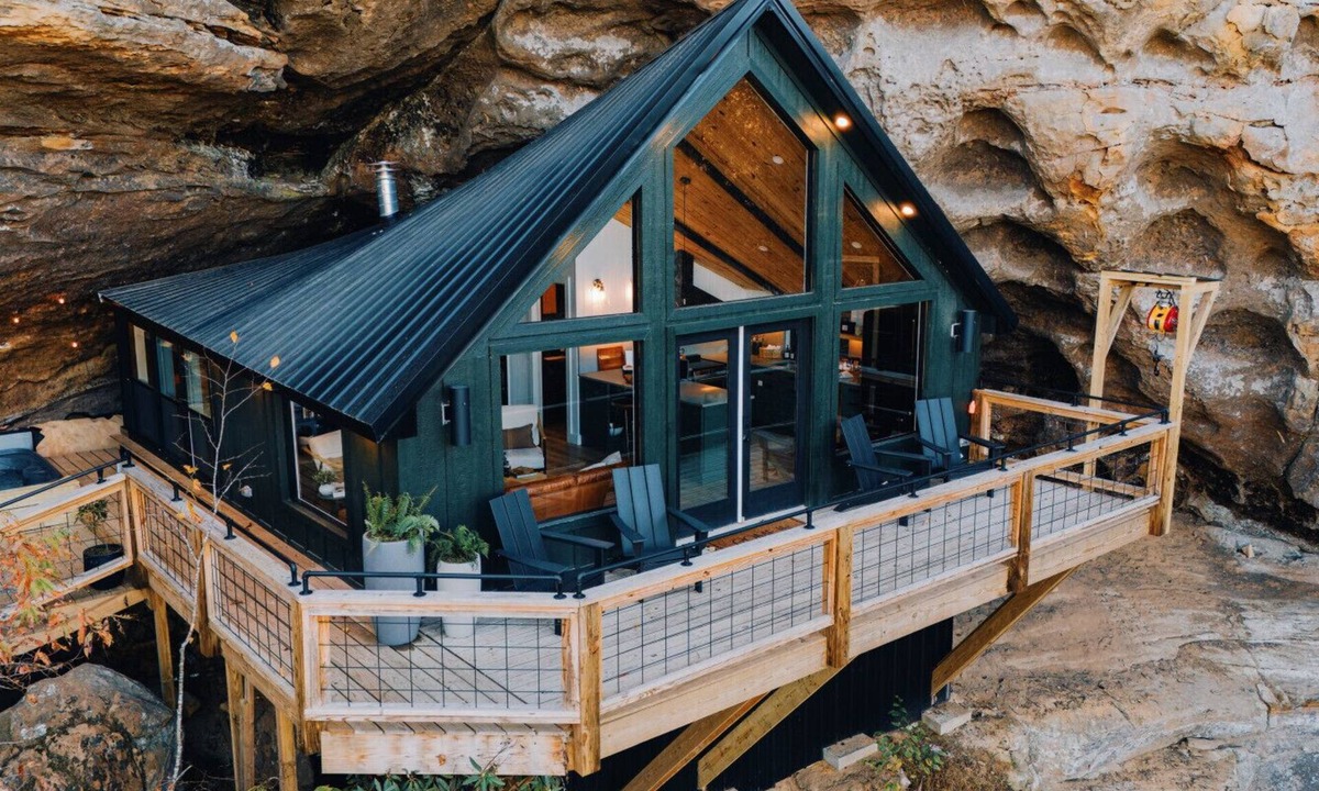 Saint Helens Cabin | NEW Cliffside Unique Stay | Hot Tub | Steam Shower