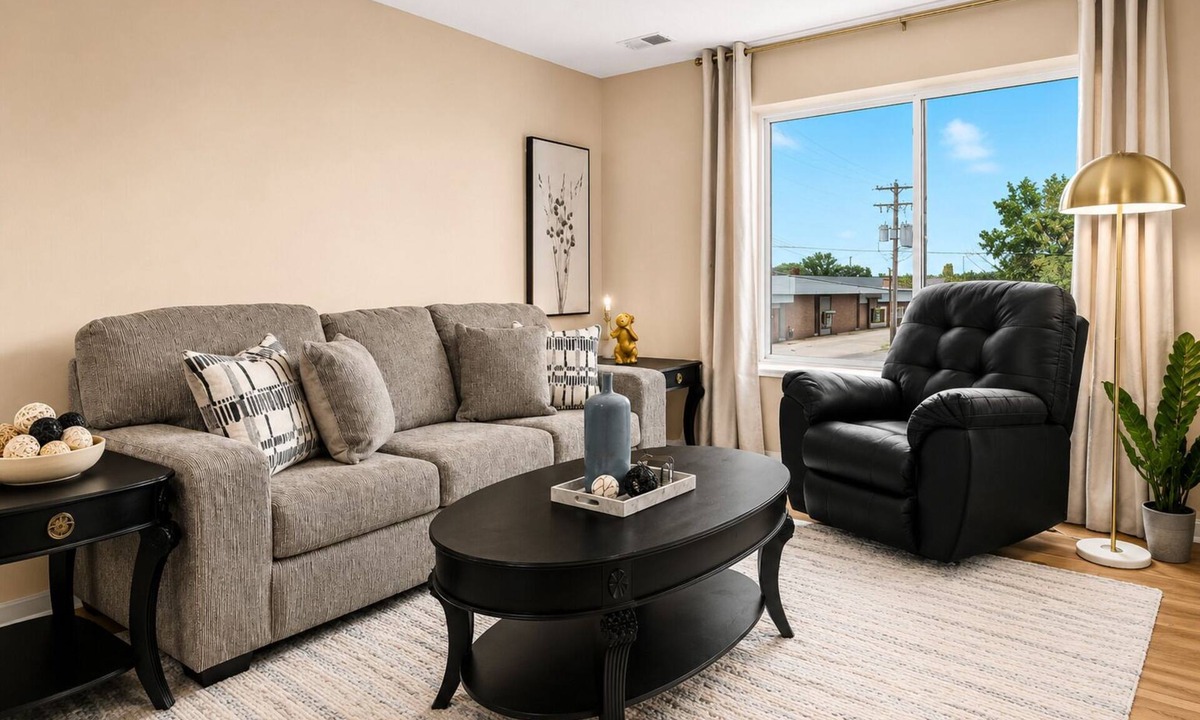 Roseville Apartment | New!Contemporary UpperFlat Near Downtown Roseville