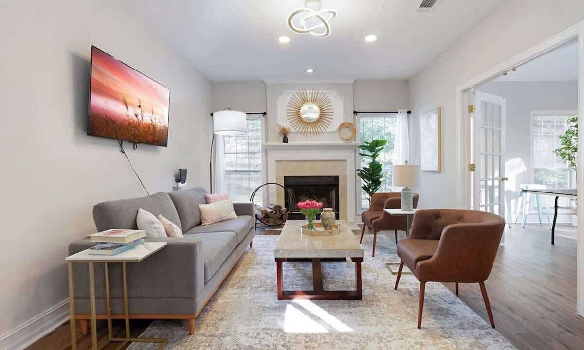 Buford House | NEW Cozy Family House/KING Beds/Mins from MallofGA