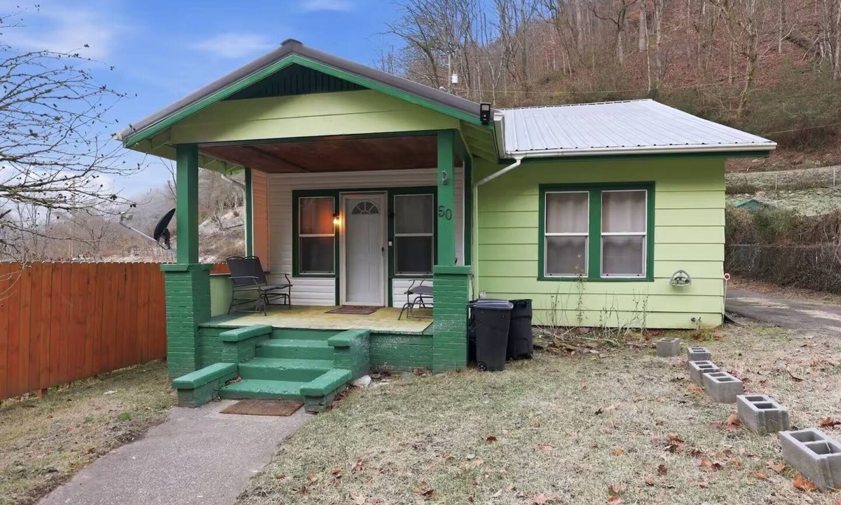Matewan House | New! Cozy Green Cottage! 3-bedroom house in charming Matewan. Pet-Friendly!