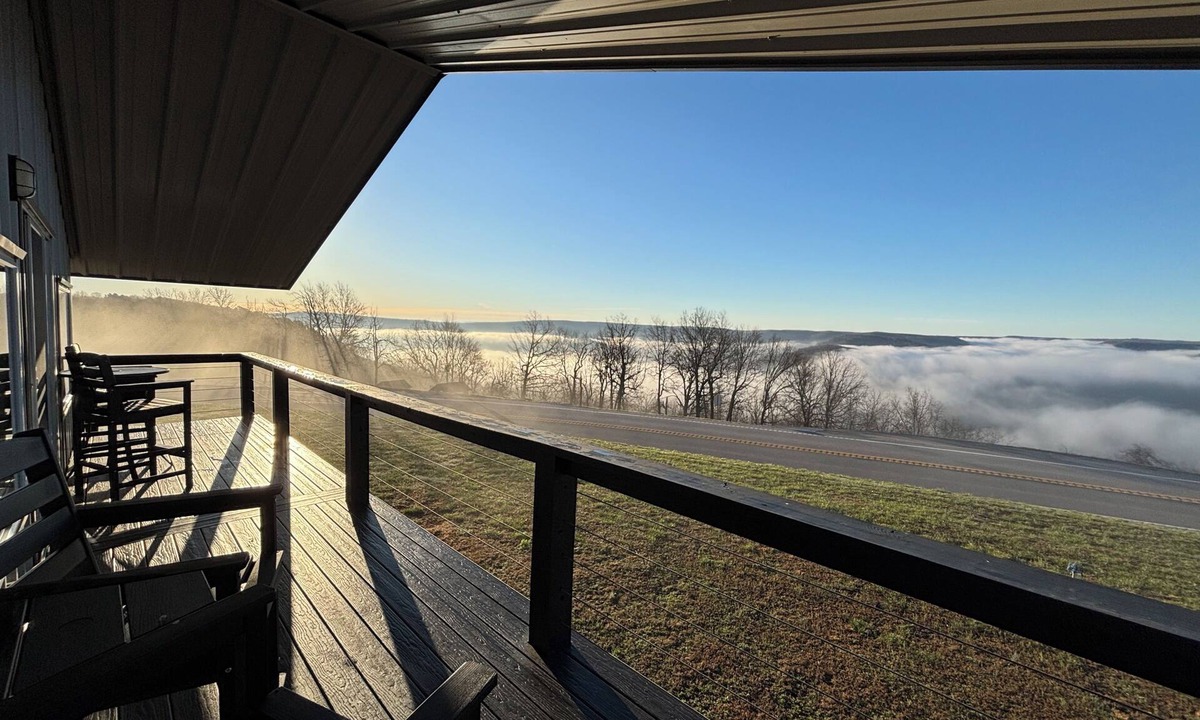 Jasper House | NEW Fun Filled Retreat in Jasper! Pickleball, Pool Table, Arcade Games, Bunkroom